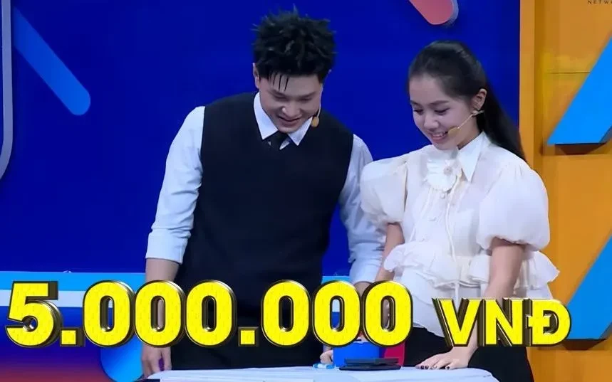 Úm ba la ra chữ gì: MC Hoàng Rapper bất ngờ vì đội chơi mất 15 giây trả lời đúng 4 câu hỏi liên tiếp Úm ba la ra chữ gì: MC Hoàng Rapper bất ngờ vì đội chơi mất 15 giây trả lời đúng 4 câu hỏi liên tiếp