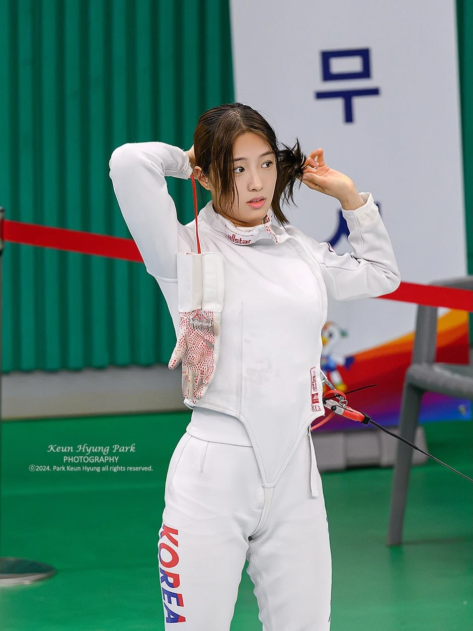 Vận động viên đấu kiếm Asiad xinh đẹp như được AI tạo ra Vận động viên đấu kiếm Asiad xinh đẹp như được AI tạo ra