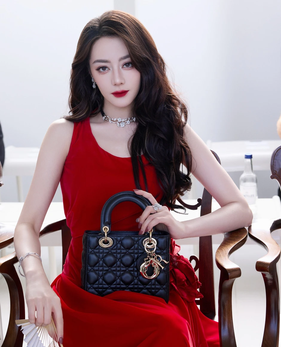 Vẻ đẹp của Địch Lệ Nhiệt Ba hút 20 triệu USD