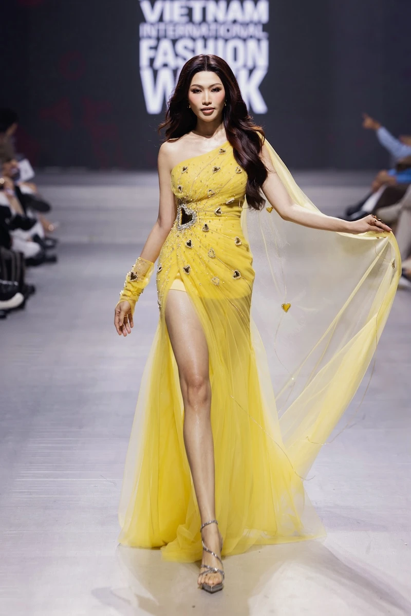 Vedette H'Hen Niê hóa nữ thần ánh sáng trong bộ sưu tập Golden Heart Veil Vedette H'Hen Niê hóa nữ thần ánh sáng trong bộ sưu tập Golden Heart Veil