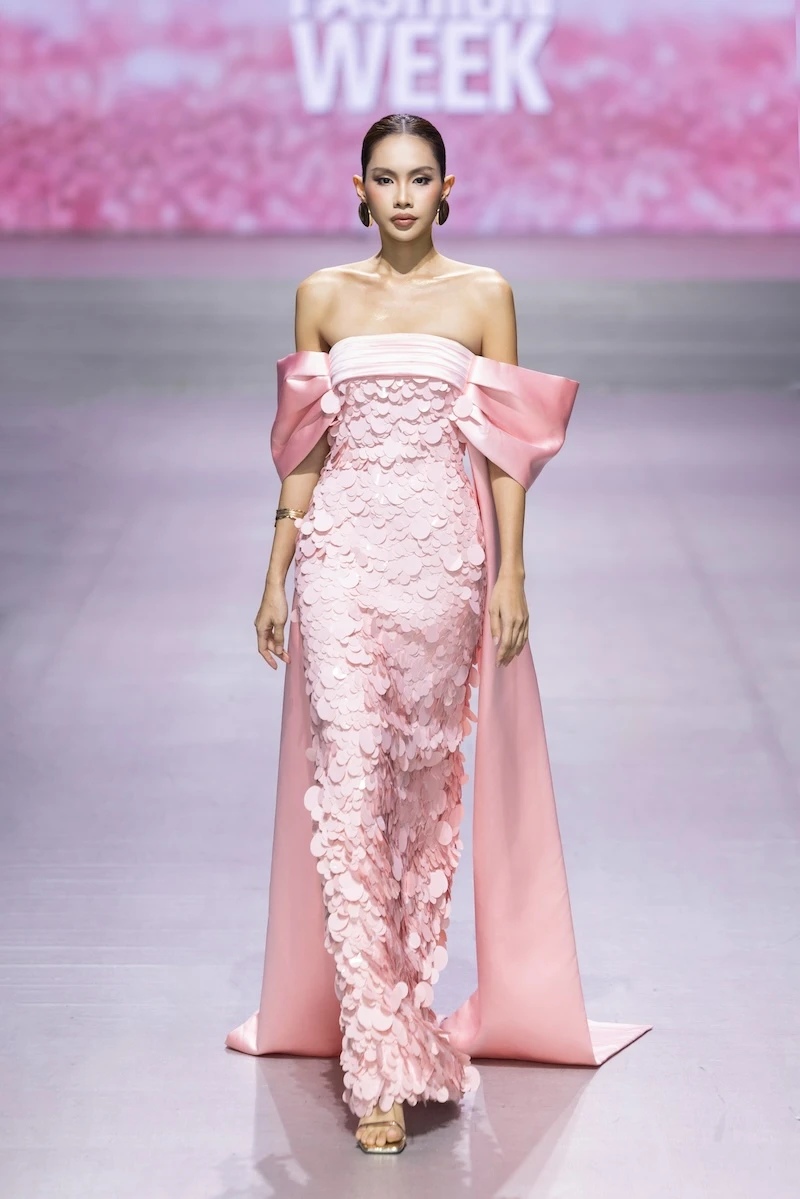 Vedette H'Hen Niê hóa nữ thần ánh sáng trong bộ sưu tập Golden Heart Veil Vedette H'Hen Niê hóa nữ thần ánh sáng trong bộ sưu tập Golden Heart Veil
