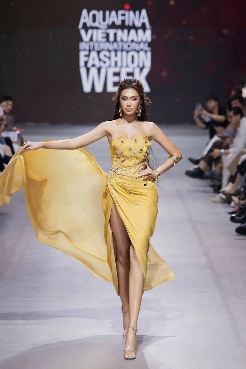 Vedette H'Hen Niê hóa nữ thần ánh sáng trong bộ sưu tập Golden Heart Veil Vedette H'Hen Niê hóa nữ thần ánh sáng trong bộ sưu tập Golden Heart Veil