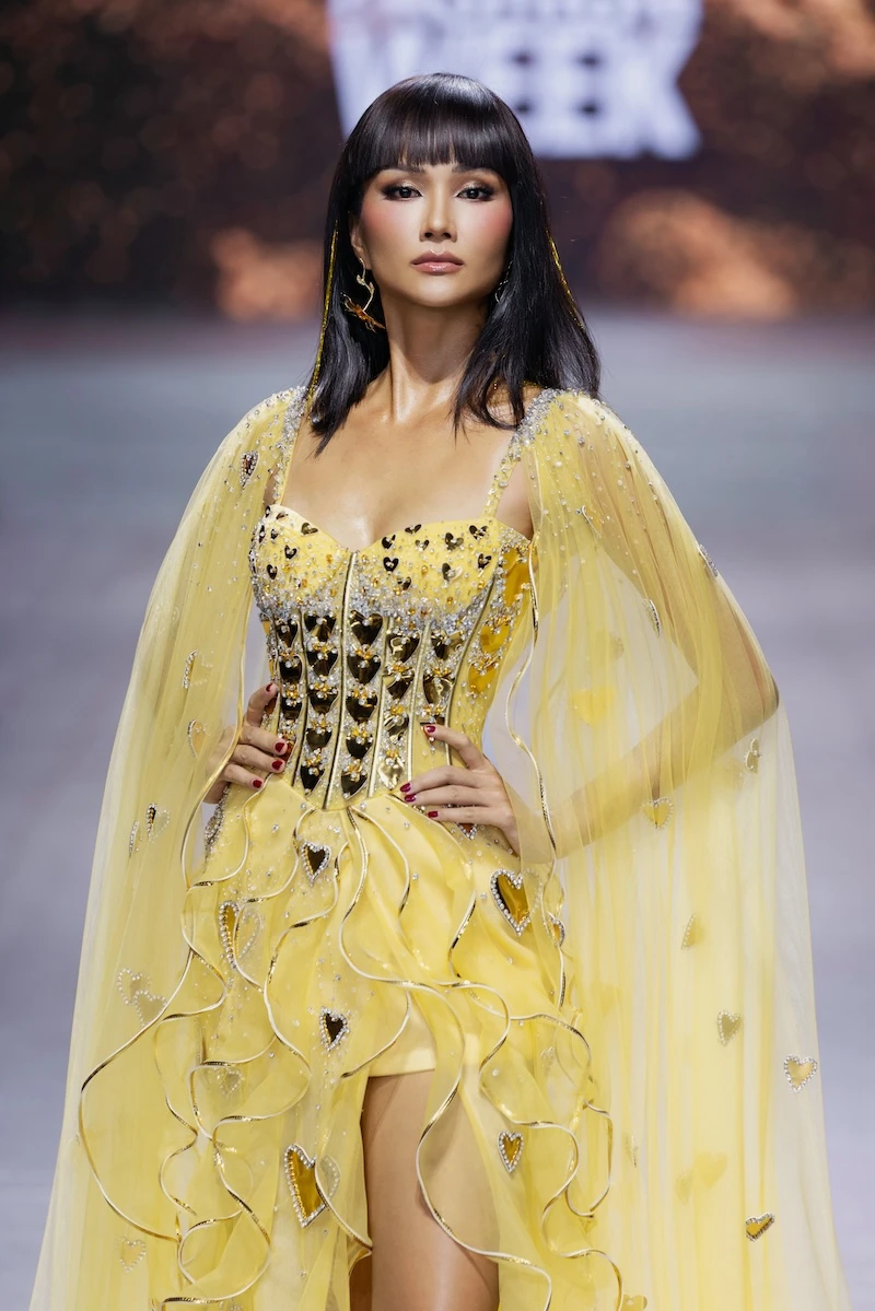 Vedette H'Hen Niê hóa nữ thần ánh sáng trong bộ sưu tập Golden Heart Veil Vedette H'Hen Niê hóa nữ thần ánh sáng trong bộ sưu tập Golden Heart Veil