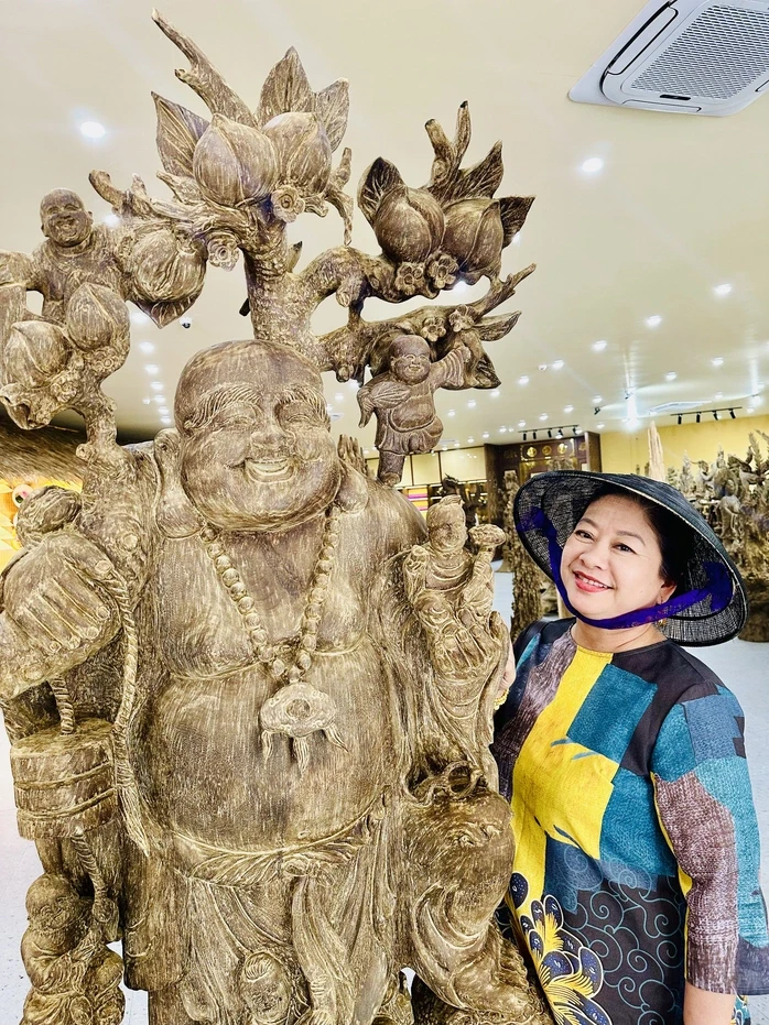 Viếng lăng Tự Đức, NSƯT Lam Tuyền nhớ vai diễn Nguyễn Thị Tồn trong "Muôn dặm vì chồng" Viếng lăng Tự Đức, NSƯT Lam Tuyền nhớ vai diễn Nguyễn Thị Tồn trong "Muôn dặm vì chồng"