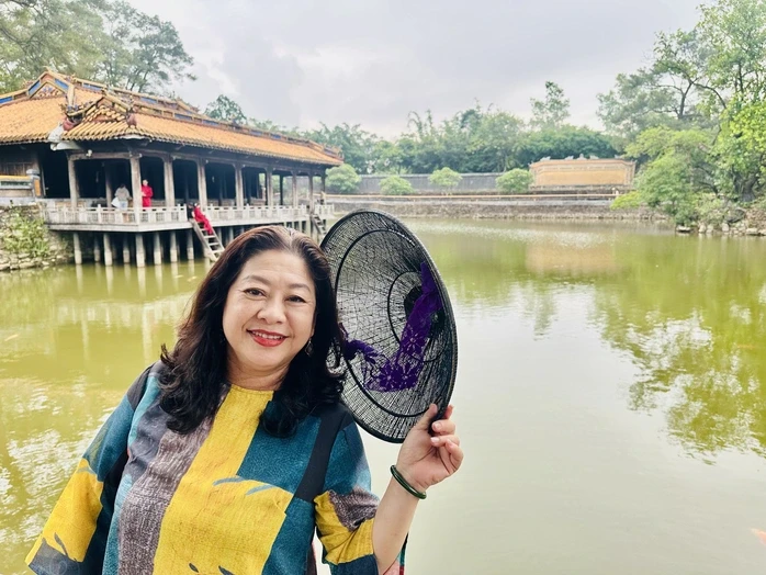Viếng lăng Tự Đức, NSƯT Lam Tuyền nhớ vai diễn Nguyễn Thị Tồn trong "Muôn dặm vì chồng" Viếng lăng Tự Đức, NSƯT Lam Tuyền nhớ vai diễn Nguyễn Thị Tồn trong "Muôn dặm vì chồng"