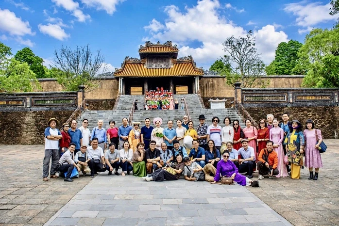 Viếng lăng Tự Đức, NSƯT Lam Tuyền nhớ vai diễn Nguyễn Thị Tồn trong "Muôn dặm vì chồng" Viếng lăng Tự Đức, NSƯT Lam Tuyền nhớ vai diễn Nguyễn Thị Tồn trong "Muôn dặm vì chồng"