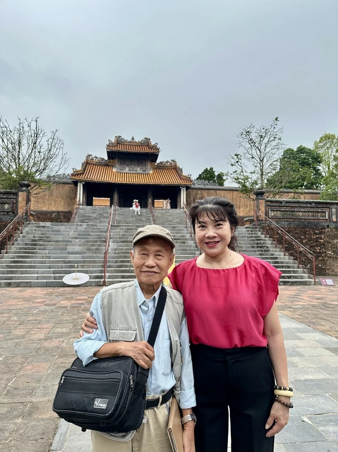 Viếng lăng Tự Đức, NSƯT Lam Tuyền nhớ vai diễn Nguyễn Thị Tồn trong "Muôn dặm vì chồng" Viếng lăng Tự Đức, NSƯT Lam Tuyền nhớ vai diễn Nguyễn Thị Tồn trong "Muôn dặm vì chồng"
