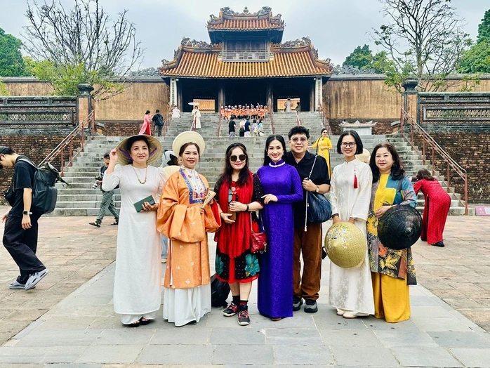 Viếng lăng Tự Đức, NSƯT Lam Tuyền nhớ vai diễn Nguyễn Thị Tồn trong "Muôn dặm vì chồng" Viếng lăng Tự Đức, NSƯT Lam Tuyền nhớ vai diễn Nguyễn Thị Tồn trong "Muôn dặm vì chồng"