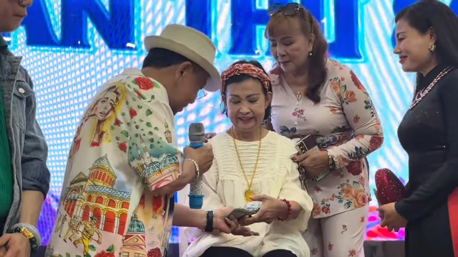 Vợ cũ Bảo Chung không đứng nổi, xúc động cầm 20 triệu Vợ cũ Bảo Chung không đứng nổi, xúc động cầm 20 triệu