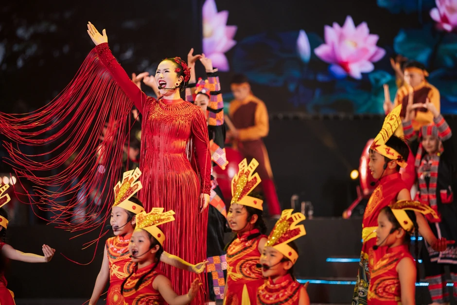 Võ Hạ Trâm từng làm nghề vì 'cơm áo gạo tiền', đắn đo từng bộ đồ diễn