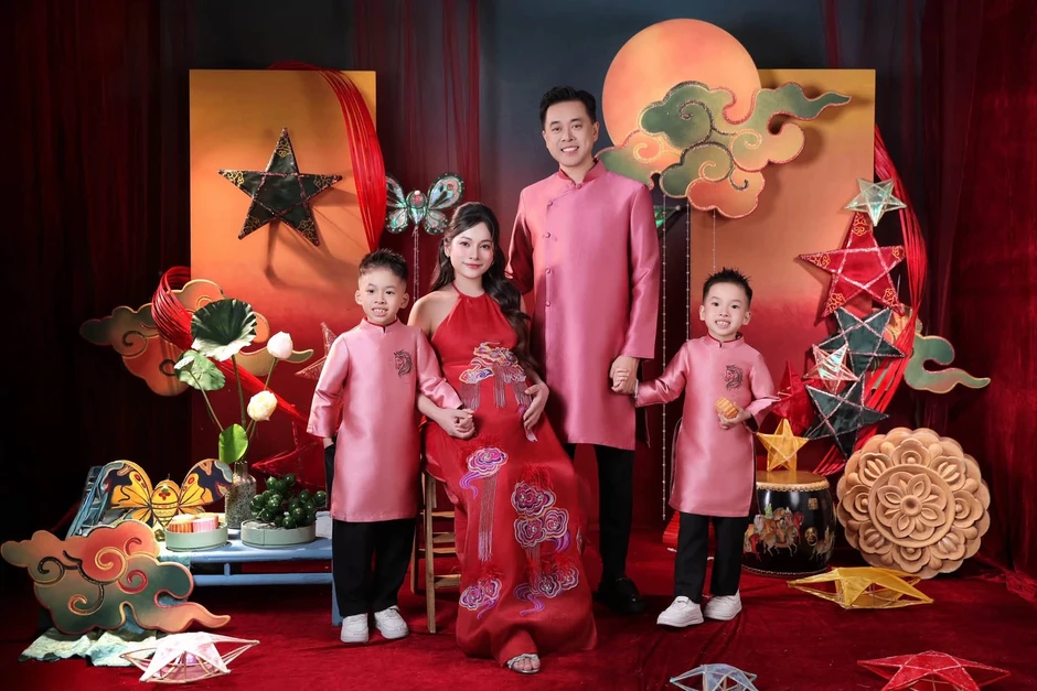 Vợ kém 13 tuổi sinh đôi lần 2, Dương Khắc Linh: "Nhà 4 con thành vườn trẻ"