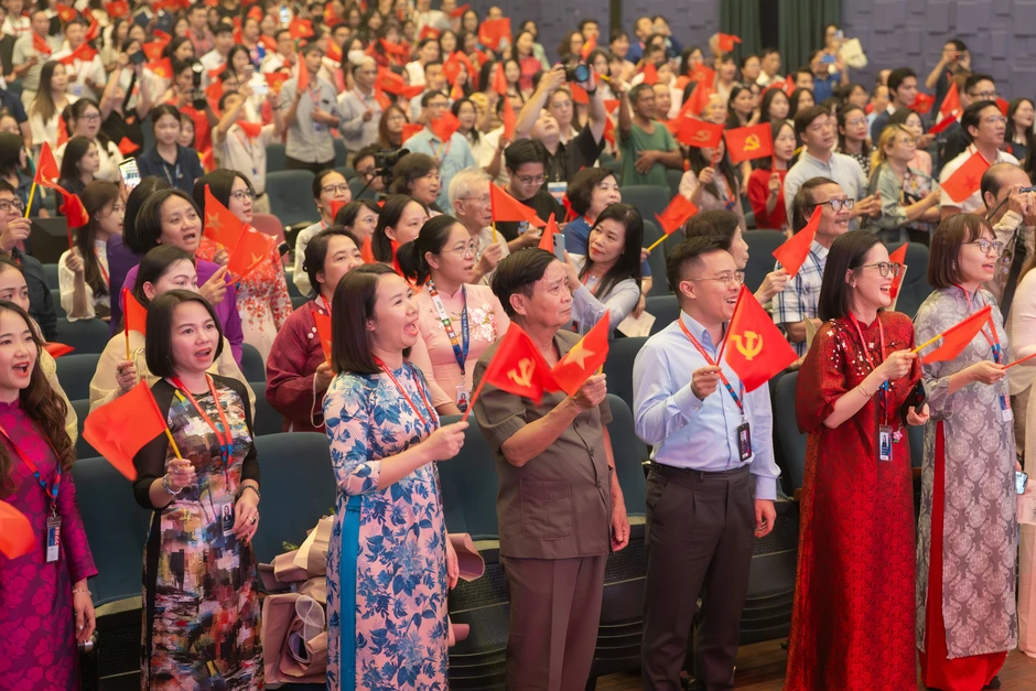 Vở kịch "Miền Nam trong trái tim Bác" lan tỏa tình yêu nước tới sinh viên Vở kịch "Miền Nam trong trái tim Bác" lan tỏa tình yêu nước tới sinh viên