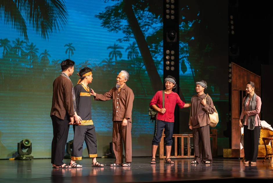 Vở kịch "Miền Nam trong trái tim Bác" lan tỏa tình yêu nước tới sinh viên Vở kịch "Miền Nam trong trái tim Bác" lan tỏa tình yêu nước tới sinh viên