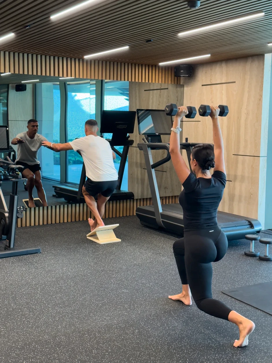 Vợ Ronaldo bận rộn làm ăn riêng giữa lúc chồng bỏ việc Vợ Ronaldo bận rộn làm ăn riêng giữa lúc chồng bỏ việc