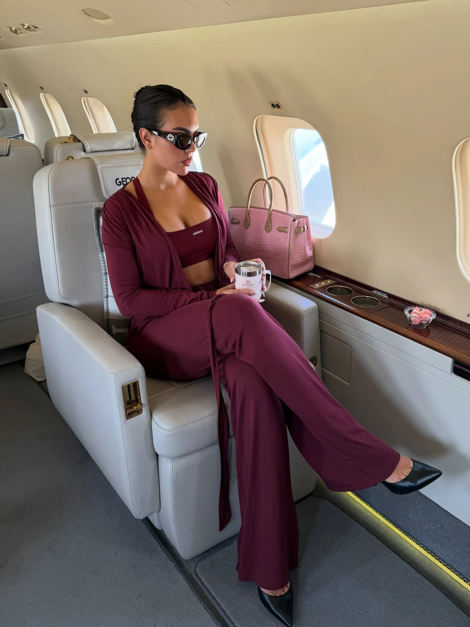 Vợ Ronaldo bận rộn làm ăn riêng giữa lúc chồng bỏ việc Vợ Ronaldo bận rộn làm ăn riêng giữa lúc chồng bỏ việc