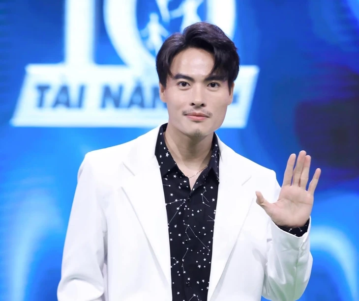 Võ Tấn Phát làm giám khảo Siêu tài năng nhí cùng Hari Won Võ Tấn Phát làm giám khảo Siêu tài năng nhí cùng Hari Won