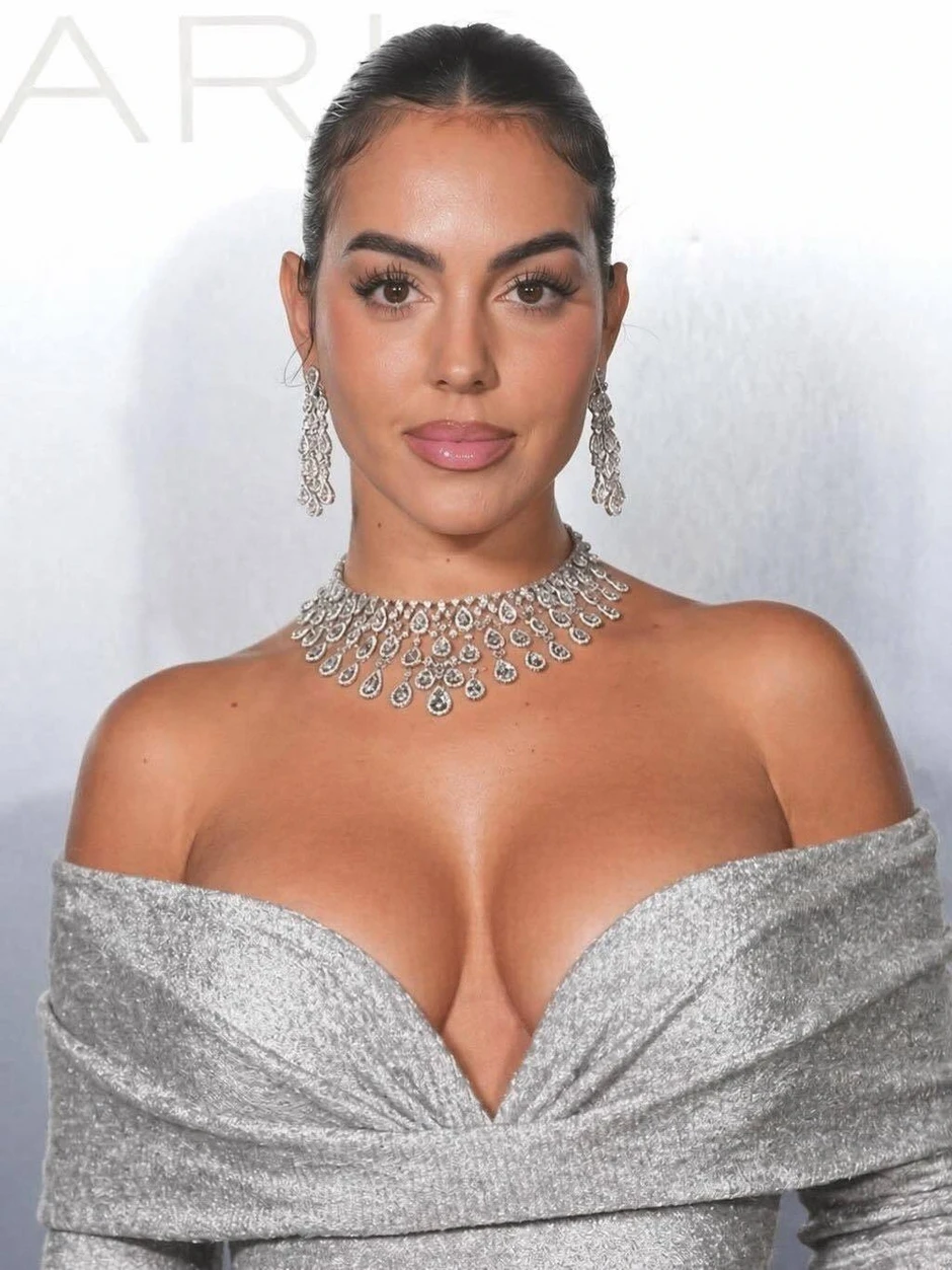 Vợ tương lai của Ronaldo khoe dáng bốc lửa, dát đầy trang sức kim cương Vợ tương lai của Ronaldo khoe dáng bốc lửa, dát đầy trang sức kim cương
