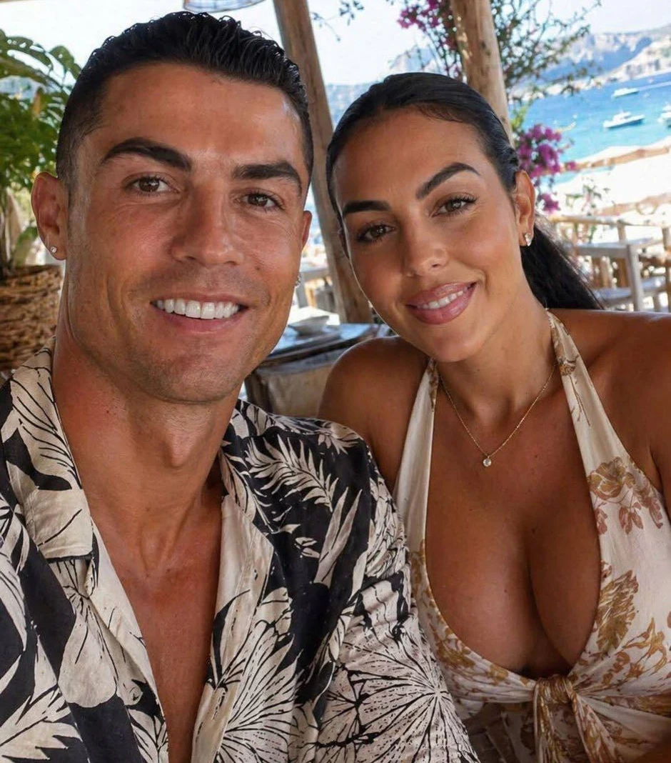 Vợ tương lai của Ronaldo khoe dáng bốc lửa, dát đầy trang sức kim cương Vợ tương lai của Ronaldo khoe dáng bốc lửa, dát đầy trang sức kim cương