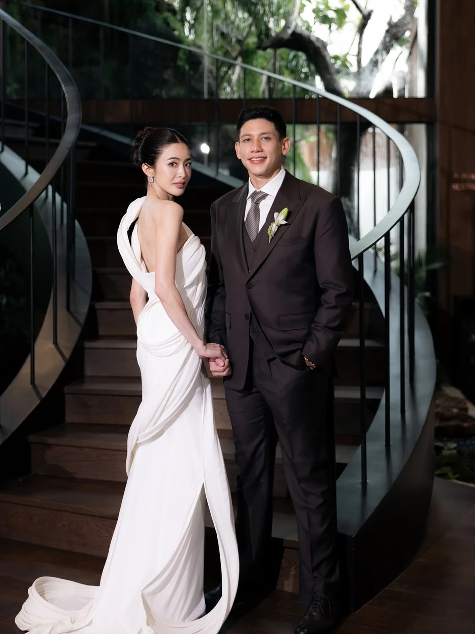 Vụ chồng đại gia của nữ diễn viên đình đám bị tố xâm hại em trai: Cô gái đáng thương nhất lộ diện, 1 hành động khiến MXH dậy sóng Vụ chồng đại gia của nữ diễn viên đình đám bị tố xâm hại em trai: Cô gái đáng thương nhất lộ diện, 1 hành động khiến MXH dậy sóng