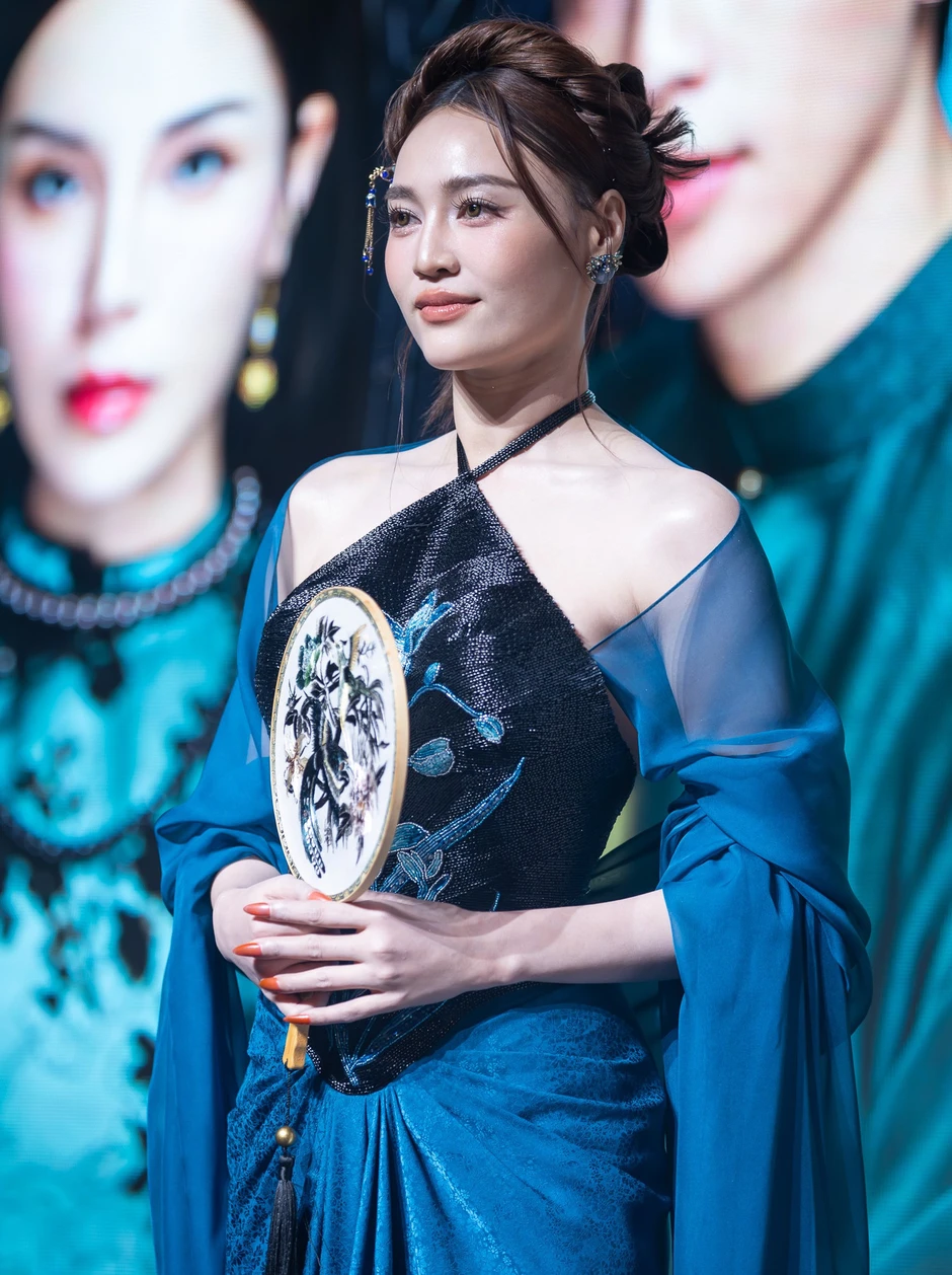 Vũ trụ hoa hậu, ngọc nữ đổ bộ thảm đỏ