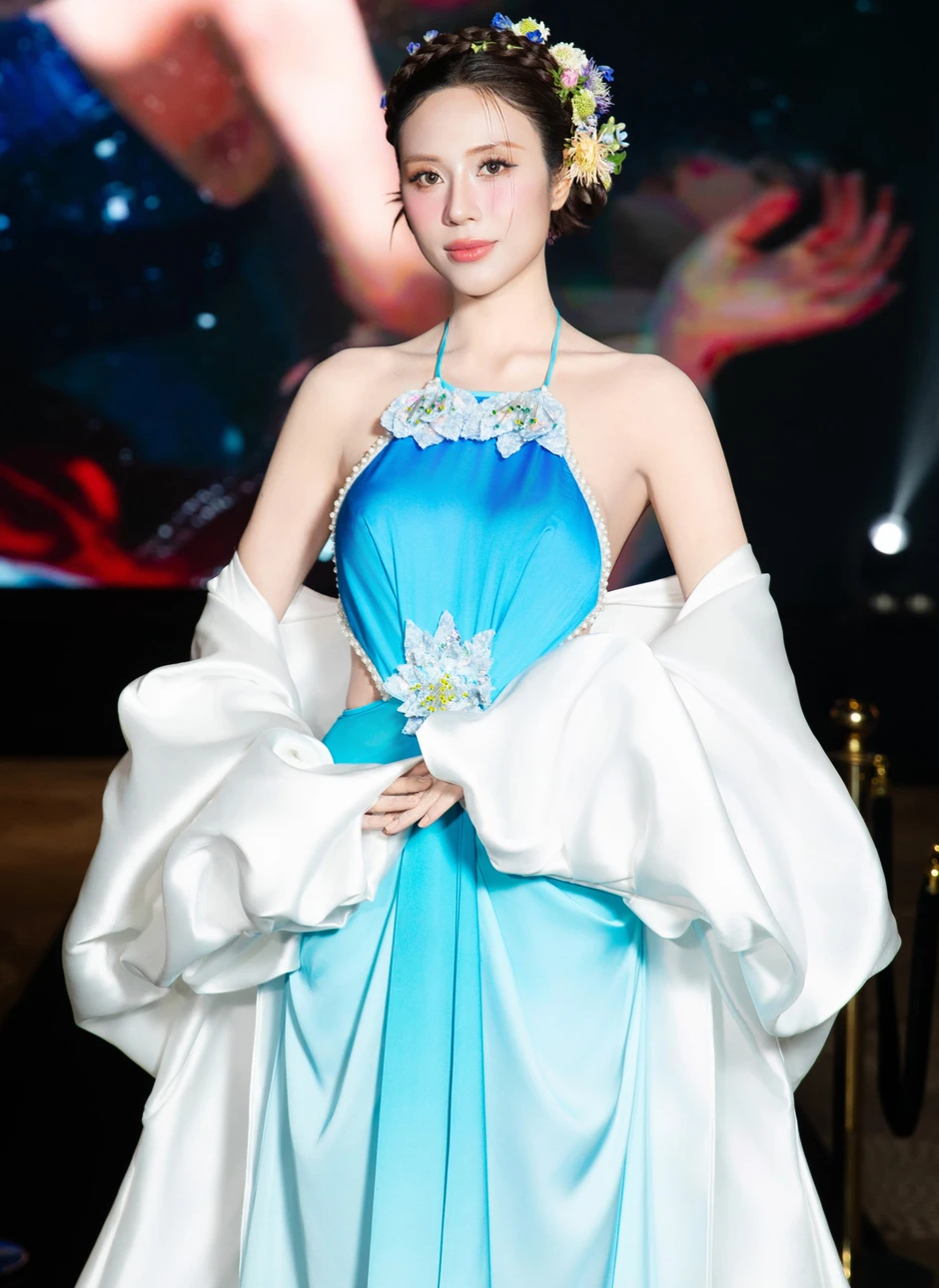 Vũ trụ hoa hậu, ngọc nữ đổ bộ thảm đỏ