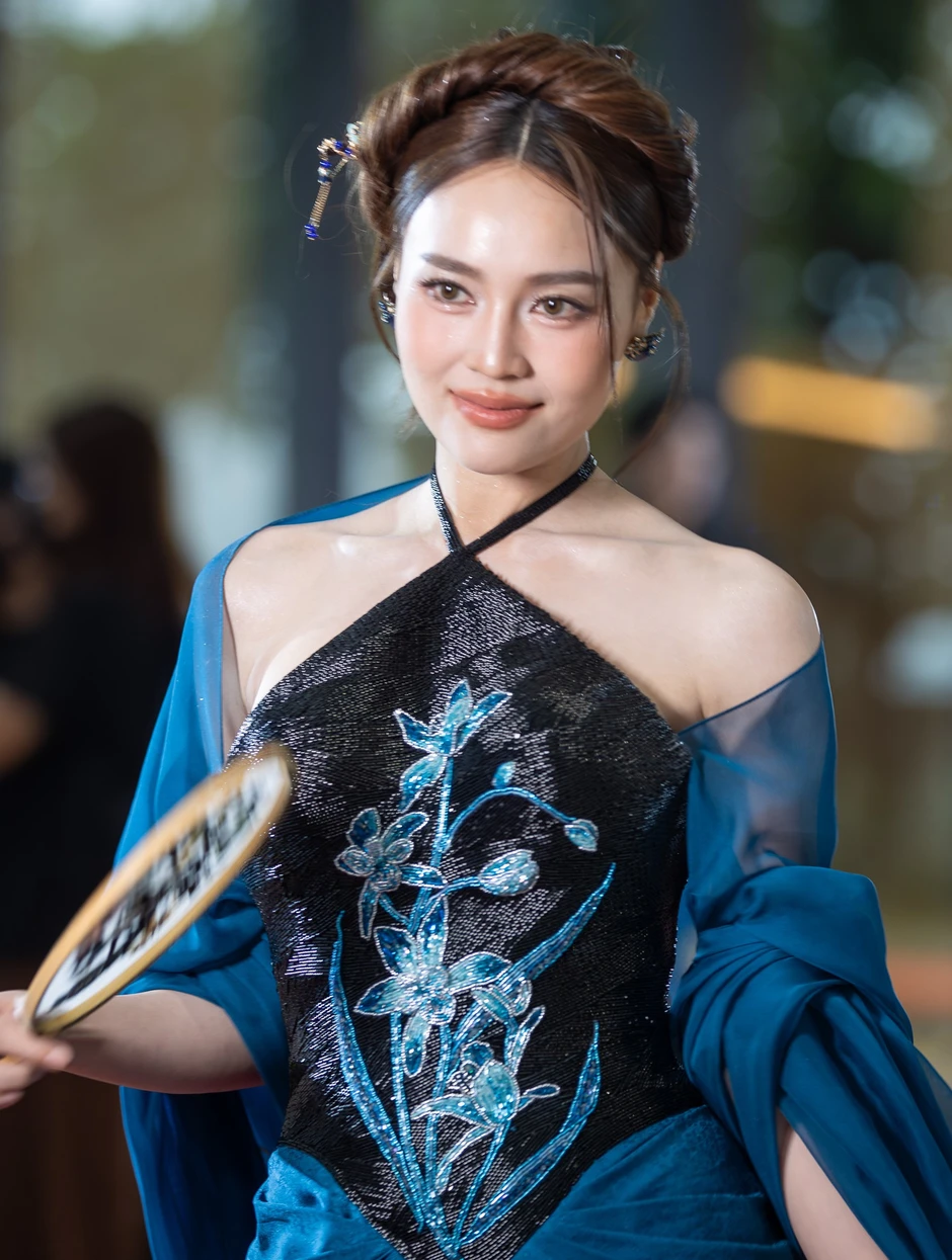 Vũ trụ hoa hậu, ngọc nữ đổ bộ thảm đỏ