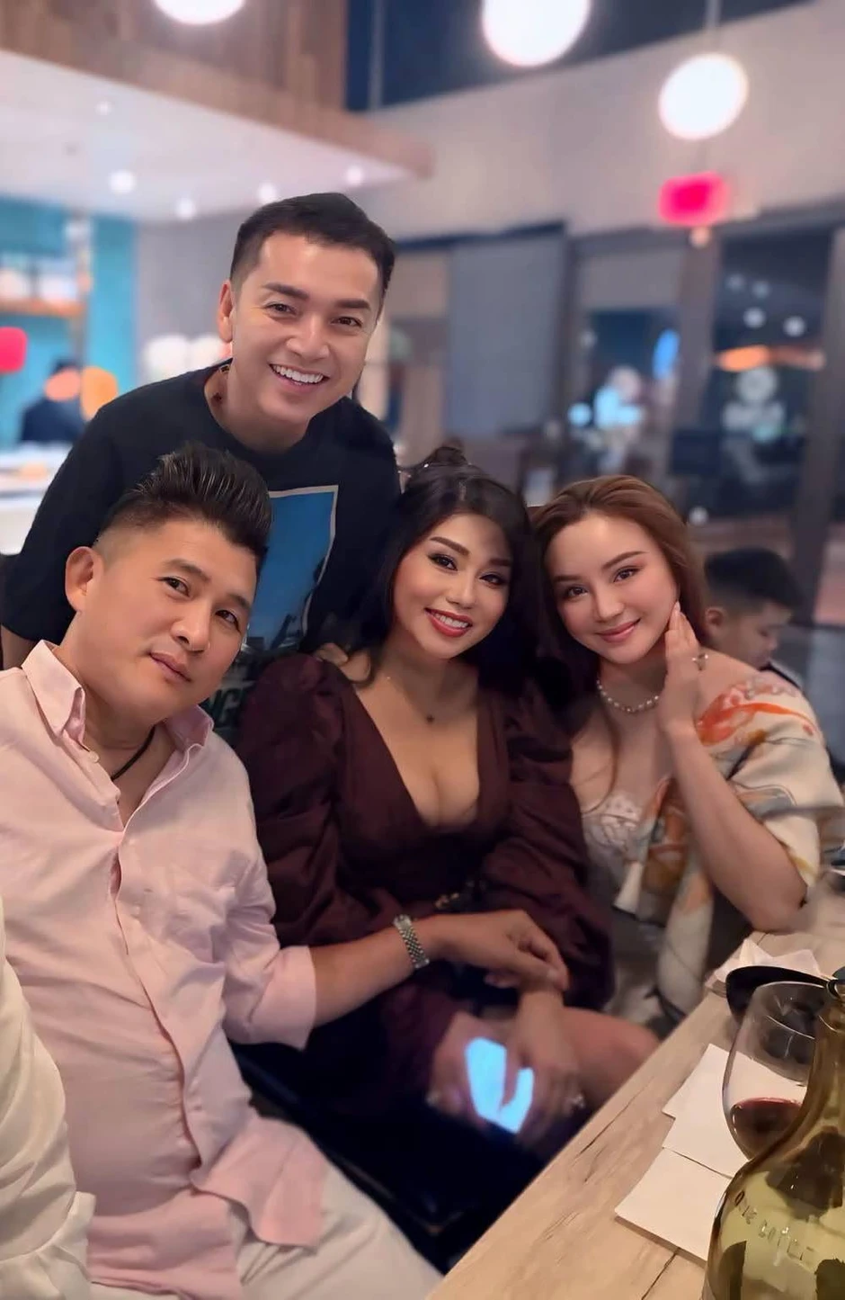 Vy Oanh sang Mỹ gặp cả chồng cũ Hồng Đào, khoe “má bánh bao”