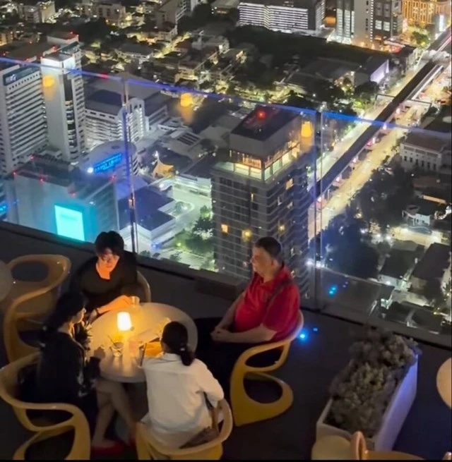 Xôn xao clip bạn trai hồng hài nhi vào thẳng hậu trường ủng hộ Lisa (BLACKPINK), netizen vội giục cưới Xôn xao clip bạn trai hồng hài nhi vào thẳng hậu trường ủng hộ Lisa (BLACKPINK), netizen vội giục cưới