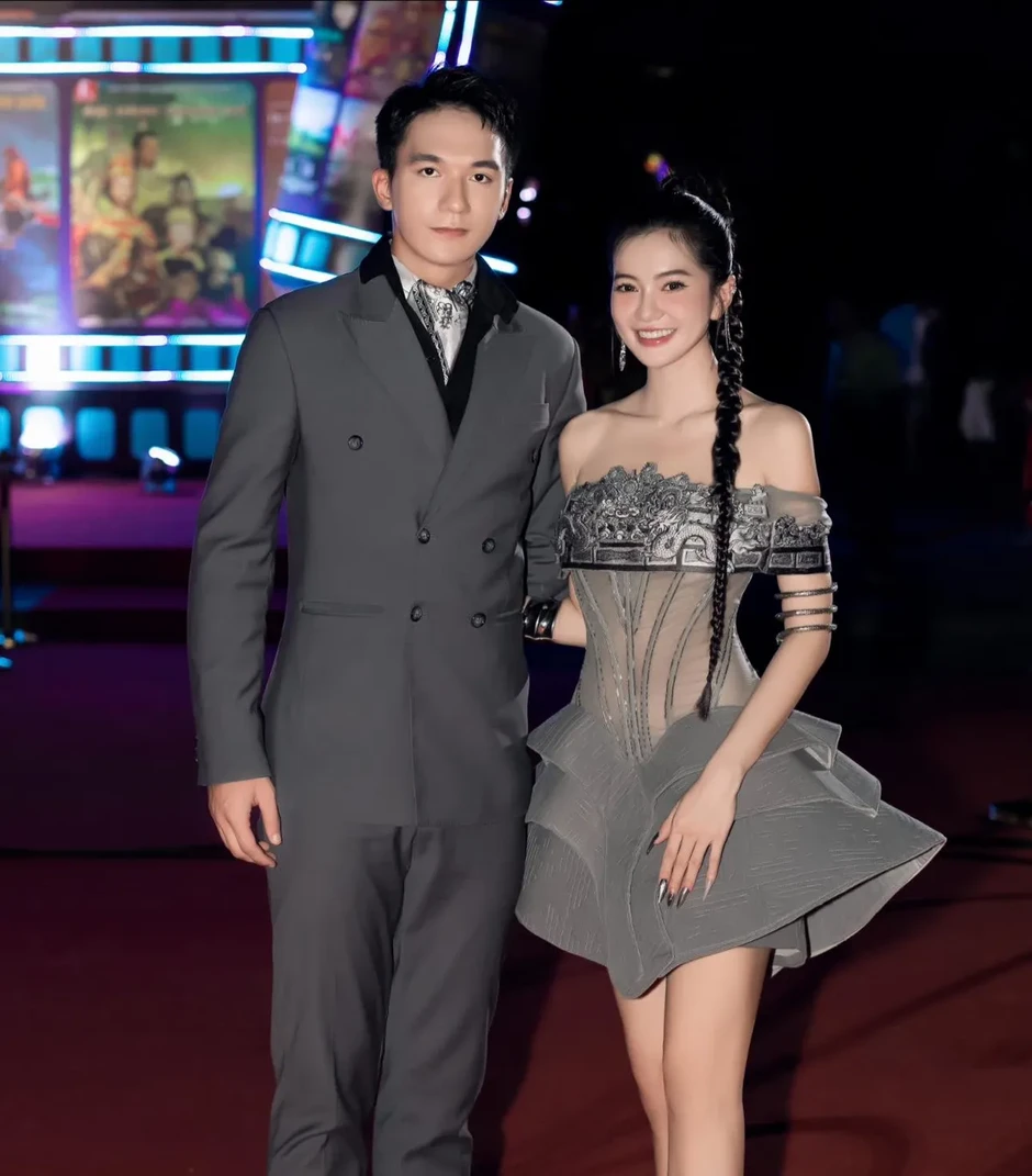 Yên Đan trưởng thành từ 'Đi giữa trời rực rỡ' đến 'Ốc mượn hồn' Yên Đan trưởng thành từ 'Đi giữa trời rực rỡ' đến 'Ốc mượn hồn'