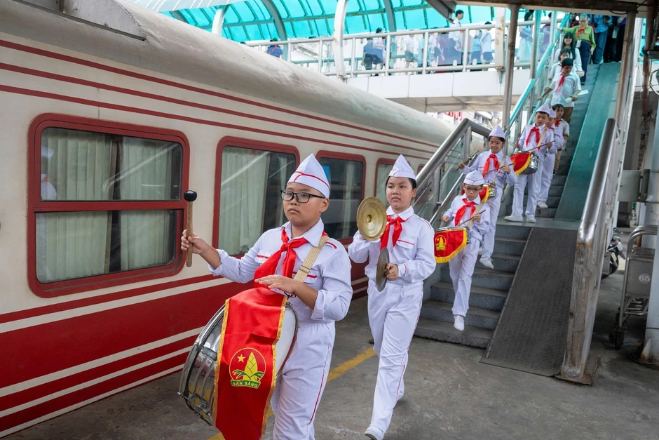 [Ảnh] Chuyến tàu di sản “Hành trình 85 năm: Tre bền-Măng vươn” kết nối truyền thống Đội với thế hệ thiếu nhi hôm nay
