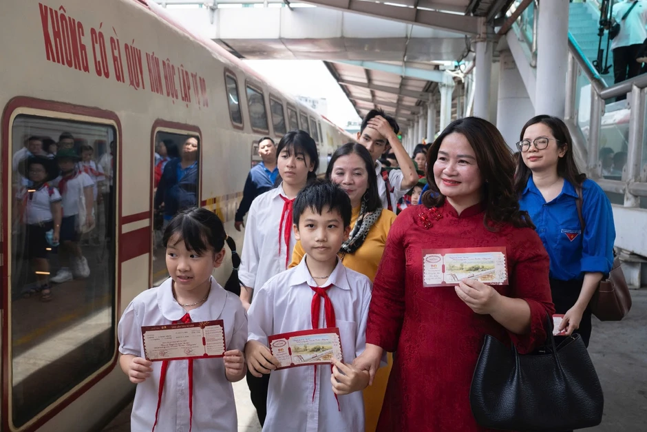 [Ảnh] Chuyến tàu di sản “Hành trình 85 năm: Tre bền-Măng vươn” kết nối truyền thống Đội với thế hệ thiếu nhi hôm nay