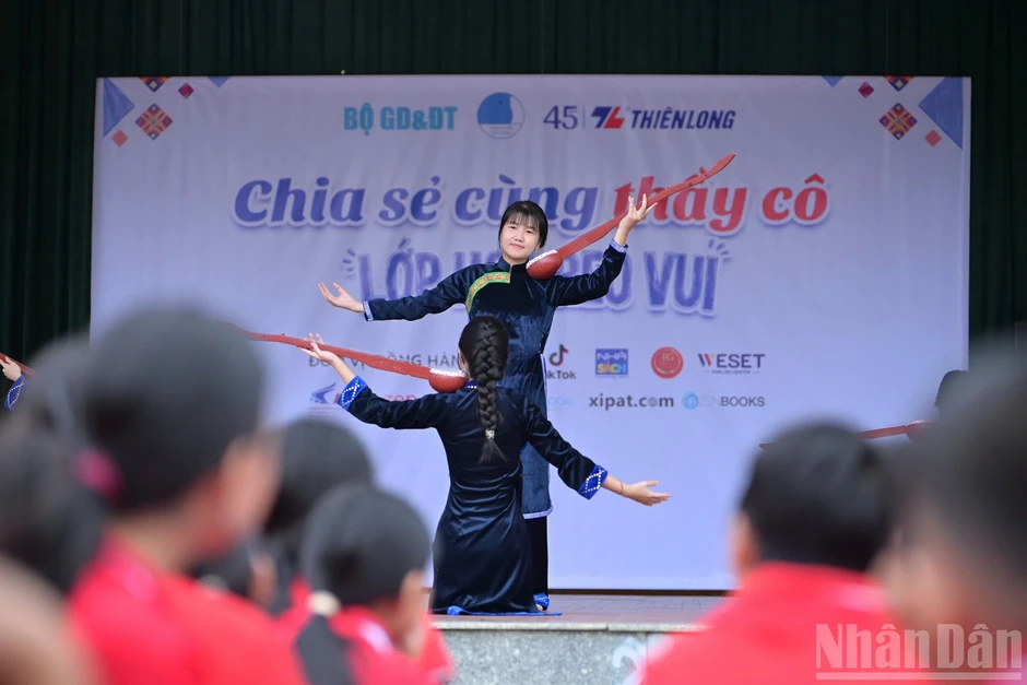 [Ảnh] Mang "Lớp học reo vui" đến với những ngôi trường vùng cao