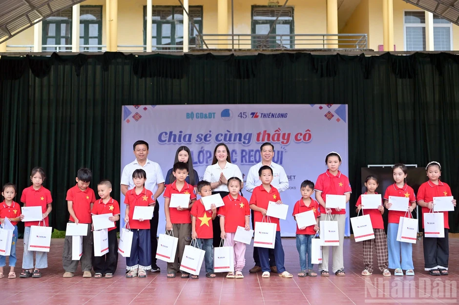 [Ảnh] Mang "Lớp học reo vui" đến với những ngôi trường vùng cao