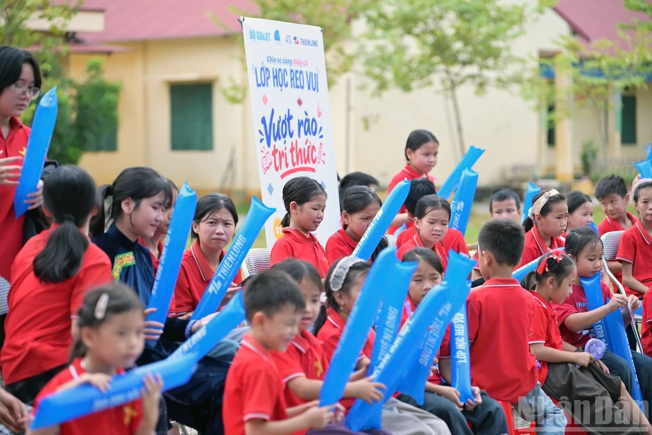 [Ảnh] Mang "Lớp học reo vui" đến với những ngôi trường vùng cao