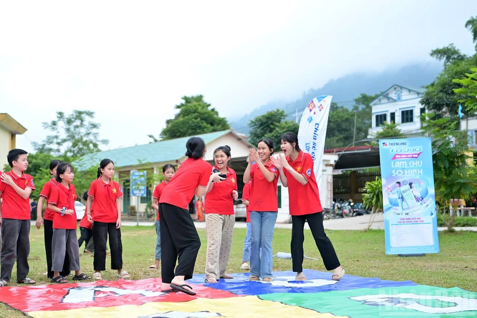 [Ảnh] Mang "Lớp học reo vui" đến với những ngôi trường vùng cao
