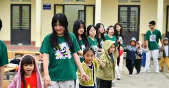 [Ảnh] Những người trẻ đem niềm vui đến điểm trường vùng cao Lũng Hoài