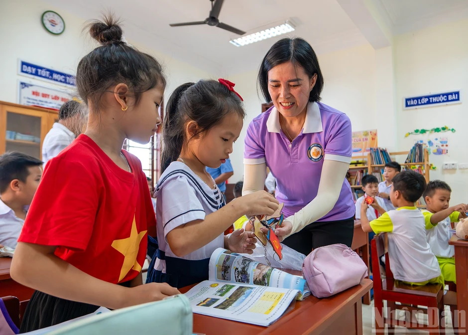 [Ảnh] Trân quý những món quà vượt nghìn cánh sóng