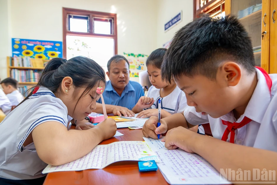 [Ảnh] Trân quý những món quà vượt nghìn cánh sóng