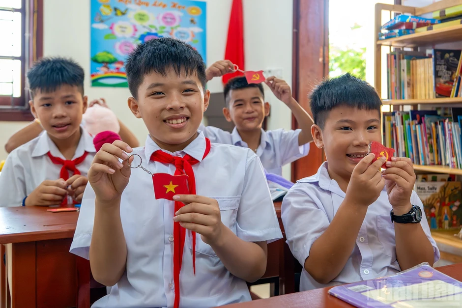 [Ảnh] Trân quý những món quà vượt nghìn cánh sóng