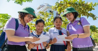 [Ảnh] Trân quý những món quà vượt nghìn cánh sóng