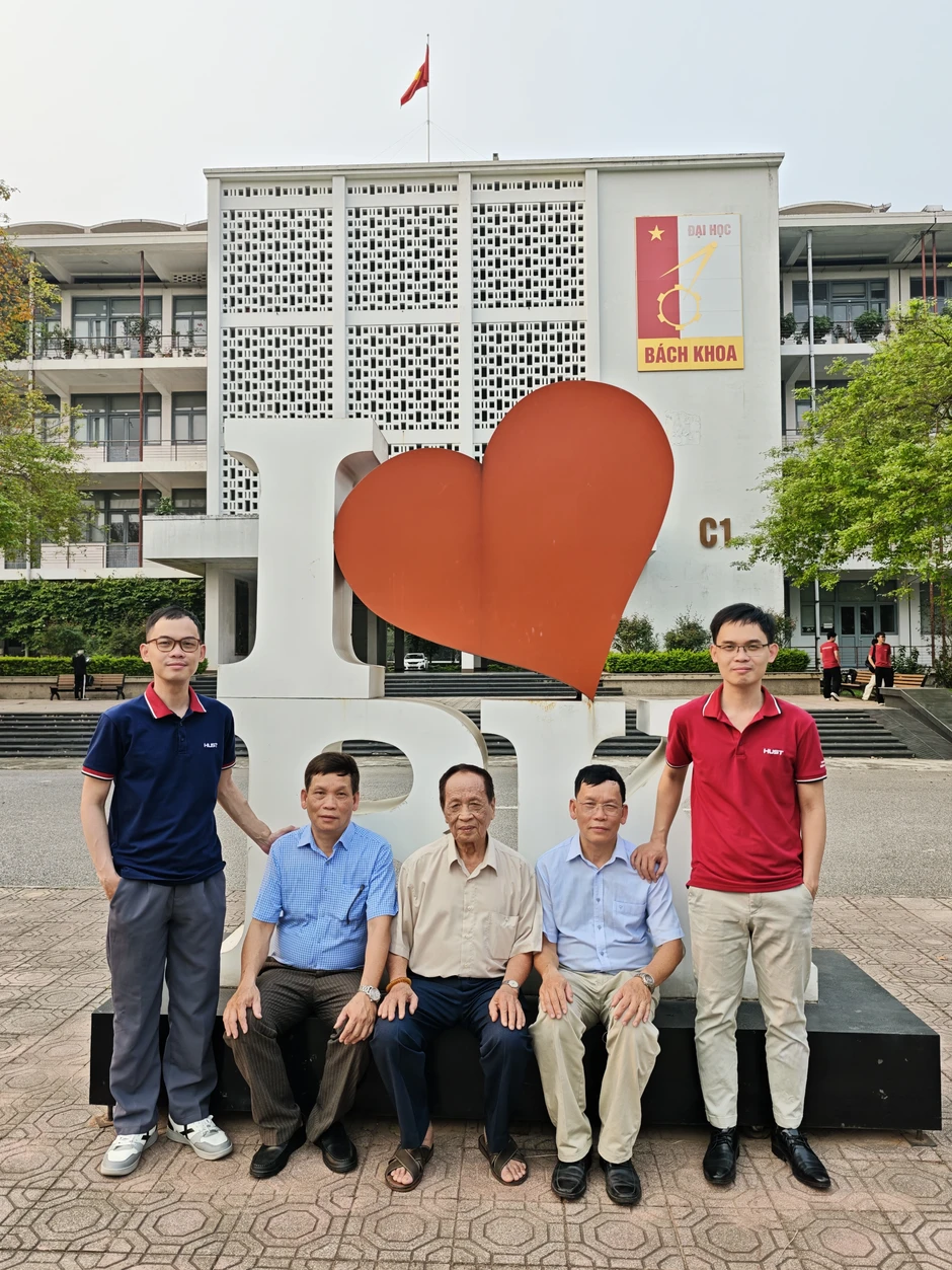 “Gia tộc ba đời” đều học Đại học Bách khoa gây bão mạng “Gia tộc ba đời” đều học Đại học Bách khoa gây bão mạng