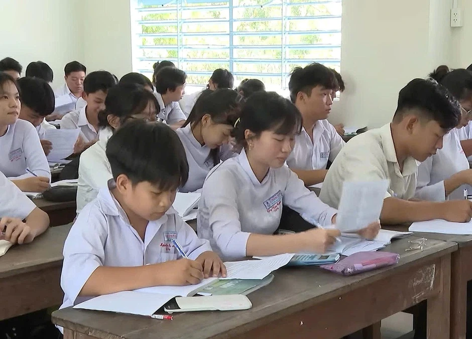 “Lời hẹn 10 năm với bà nội” của nam sinh mồ côi khiến dân mạng rơi nước mắt “Lời hẹn 10 năm với bà nội” của nam sinh mồ côi khiến dân mạng rơi nước mắt
