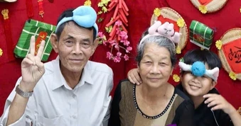 “Lời hẹn 10 năm với bà nội” của nam sinh mồ côi khiến dân mạng rơi nước mắt