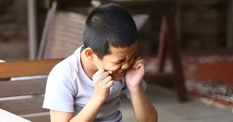 "Chỉ bị đánh 2 cái bằng thước kẻ, sao đứa trẻ này đã nghĩ quẩn?" - Hóa ra có một kiểu sỉ nhục có thể phá hủy não bộ!
