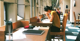 "Đại thanh lọc" ngành học toàn cầu: Vì sao những ngành từng rất hot nay bị xóa sổ, số khác lại càng học càng có giá?
