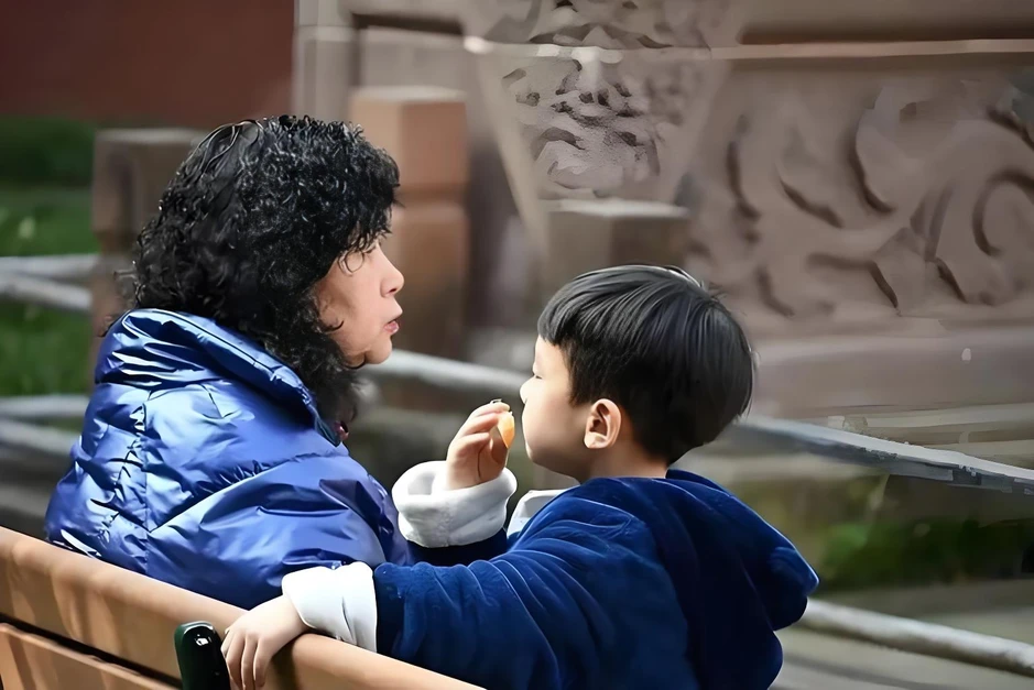 "Mấy quả bóng nhựa thôi mà, lấy có sao đâu": Lời mẹ chồng làm nàng dâu gục khóc và nỗi bất lực giáo dục đa thế hệ