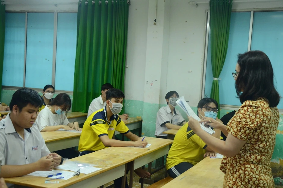 "Nên tiếp tục cấm giáo viên dạy thêm học sinh mà mình dạy chính khoá” "Nên tiếp tục cấm giáo viên dạy thêm học sinh mà mình dạy chính khoá”