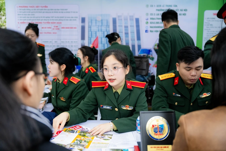 "Siêu Chủ nhật" tư vấn tuyển sinh 2026 tại Đại học Bách khoa Hà Nội: Hơn 320 gian trại, học sinh đội mưa đến tìm hiểu ngành học "Siêu Chủ nhật" tư vấn tuyển sinh 2026 tại Đại học Bách khoa Hà Nội: Hơn 320 gian trại, học sinh đội mưa đến tìm hiểu ngành học