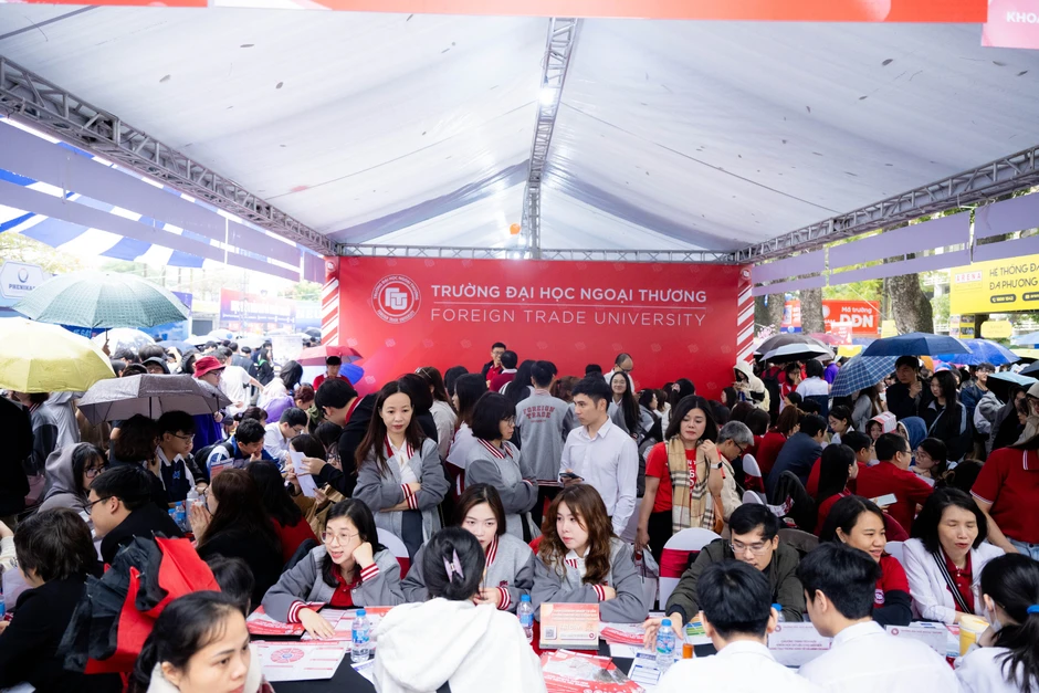 "Siêu Chủ nhật" tư vấn tuyển sinh 2026 tại Đại học Bách khoa Hà Nội: Hơn 320 gian trại, học sinh đội mưa đến tìm hiểu ngành học "Siêu Chủ nhật" tư vấn tuyển sinh 2026 tại Đại học Bách khoa Hà Nội: Hơn 320 gian trại, học sinh đội mưa đến tìm hiểu ngành học