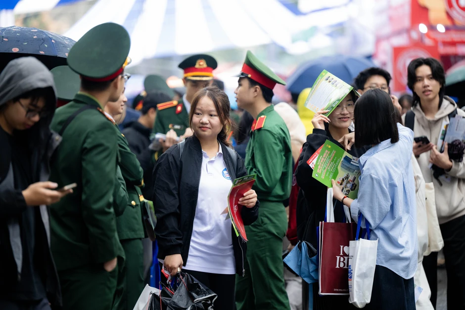 "Siêu Chủ nhật" tư vấn tuyển sinh 2026 tại Đại học Bách khoa Hà Nội: Hơn 320 gian trại, học sinh đội mưa đến tìm hiểu ngành học "Siêu Chủ nhật" tư vấn tuyển sinh 2026 tại Đại học Bách khoa Hà Nội: Hơn 320 gian trại, học sinh đội mưa đến tìm hiểu ngành học
